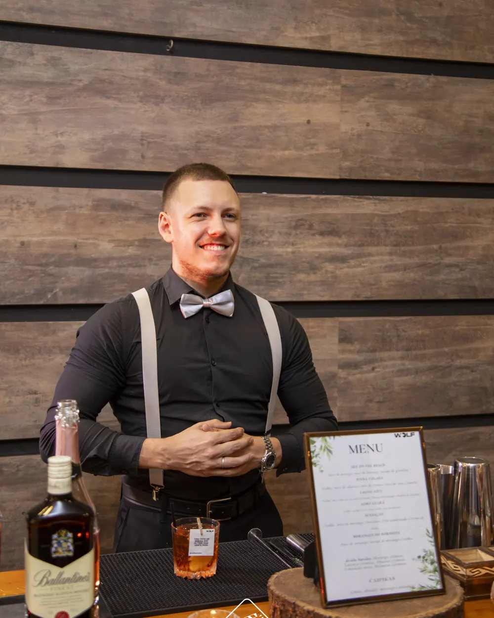 Guilherme Cardozo, fundador da Wolf Open Bar, atrás do bar montado para um evento