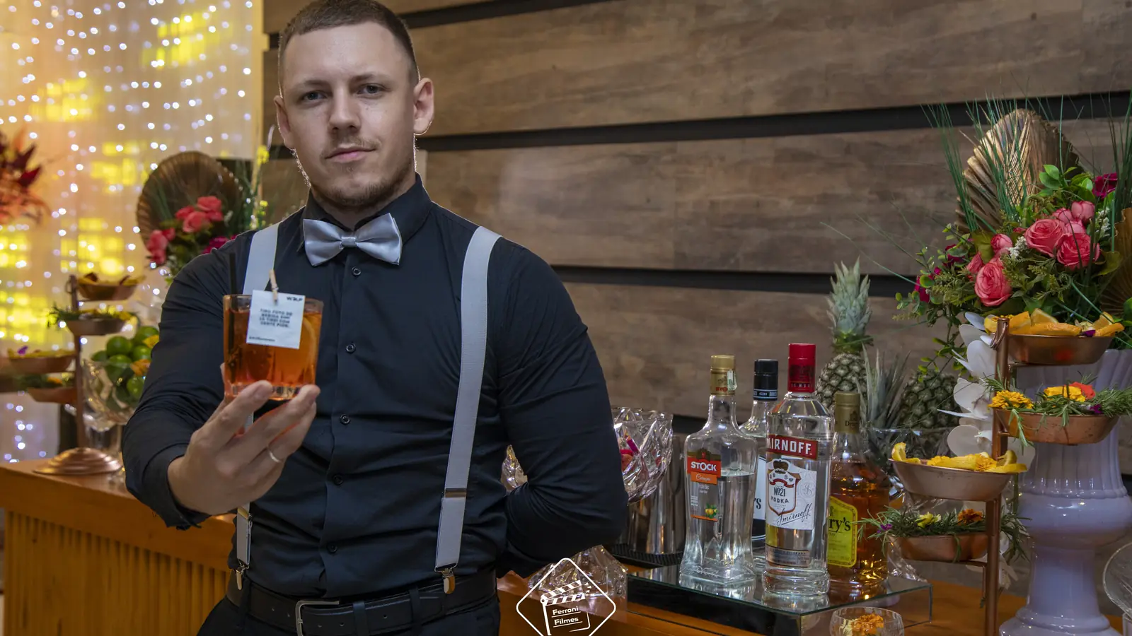 Bartender da Wolf Open Bar apresentando um coquetel autoral em evento